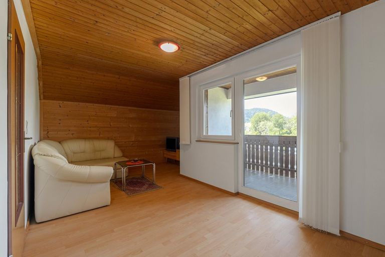 Zimmer OG mit Zugang Balkon
