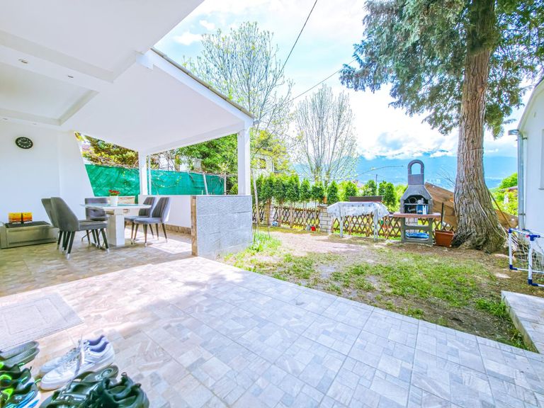 Terrasse mit Garten