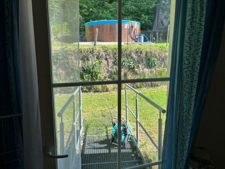 Ausgang Wiese und Pool OG