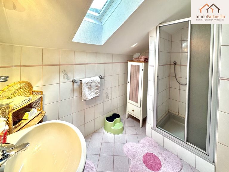 DG, separate Wohnung_ kleines feines Duschbad