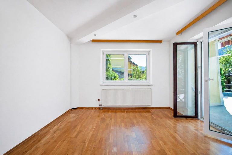 Wohnzimmer mit Zugang Terrasse