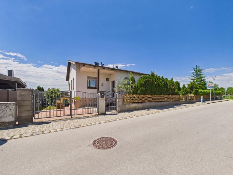 Haus mit Garten in Jois - Strassenansicht