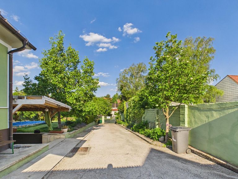 Zufahrt Carport