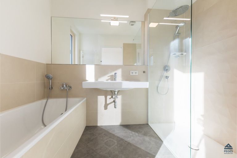 Bad (Badewanne und Dusche)