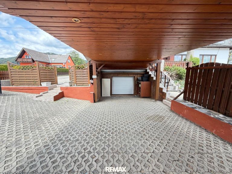 Carport und Garage