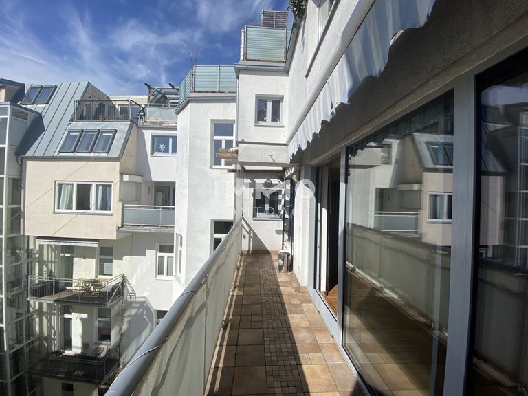 Sonniger Balkon