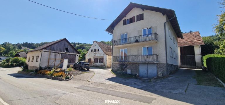 Haus mit Ansicht zu den 2 Nebengebäuden