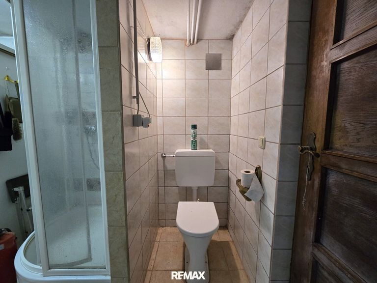 zusätzliche Dusche und WC im Keller