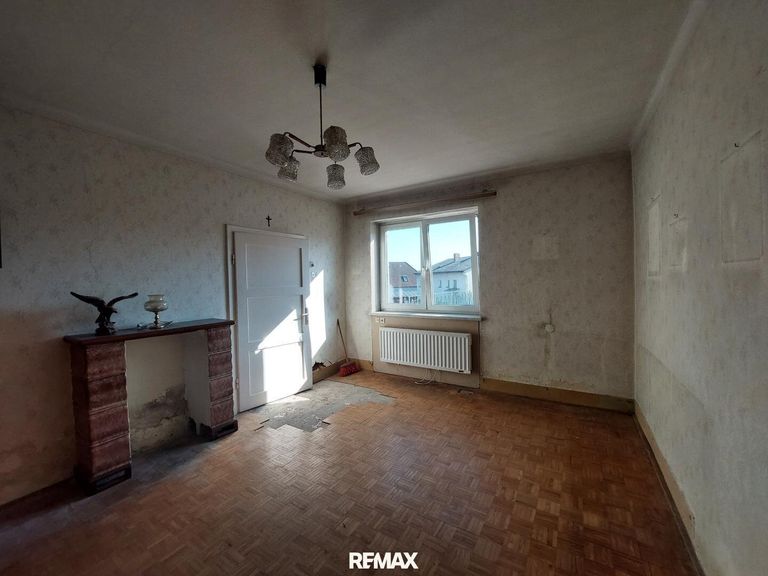 Haus 2 EG Wohnzimmer sanierungsbedürftig