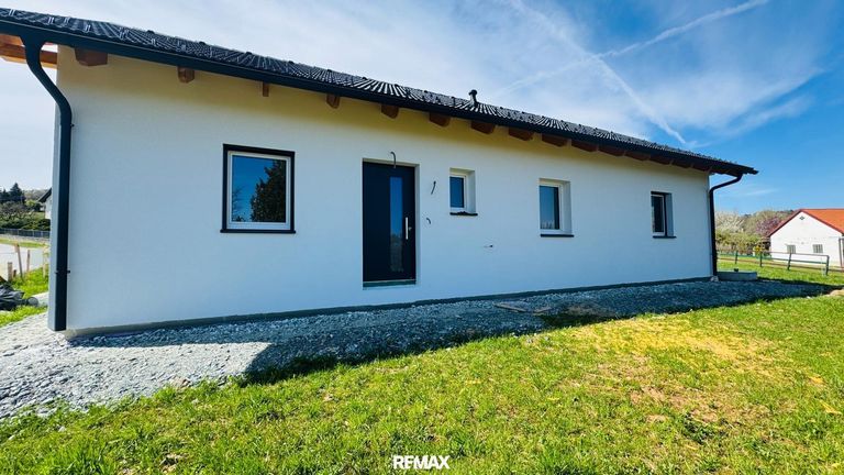 Eingangsbereich mit Platz für Carport