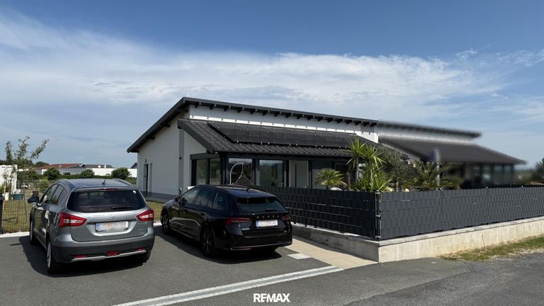 Zufahrt mit Carportplatz
