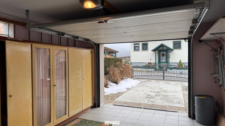 Garage mit elektrischem Tor