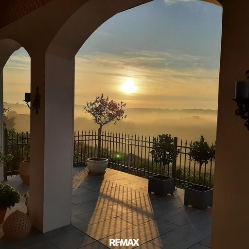 die ersten Sonnenstrahlen auf der Terrasse erleben