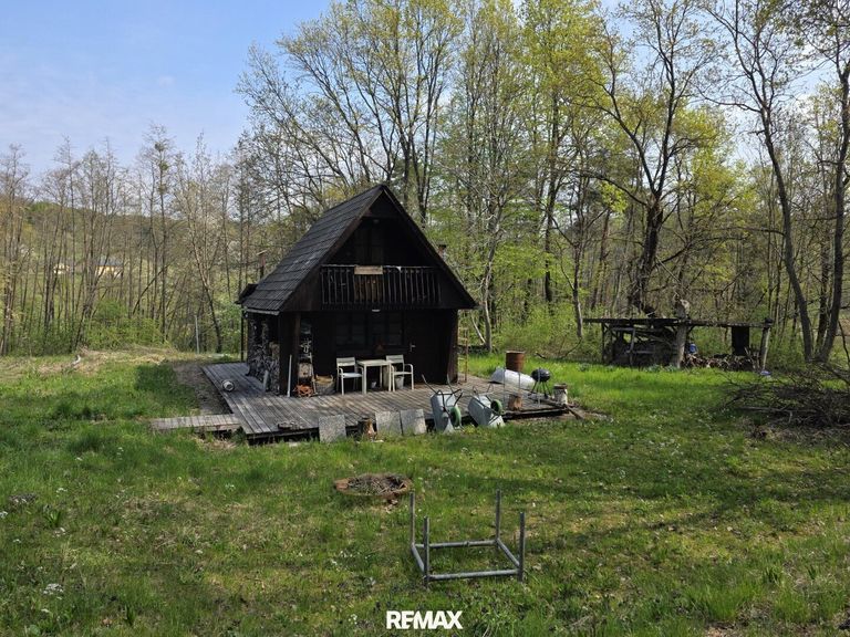 Areal mit Gartenhaus