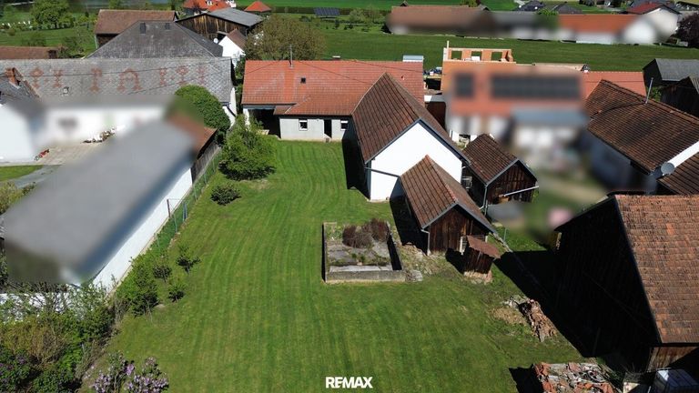 Drohnenansicht beim Haus und Garten