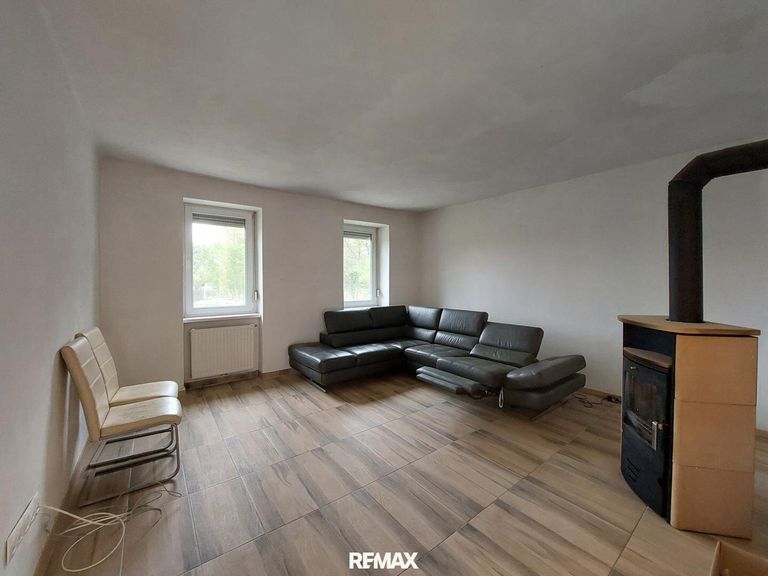 Wohnzimmer mit Stückholzofen
