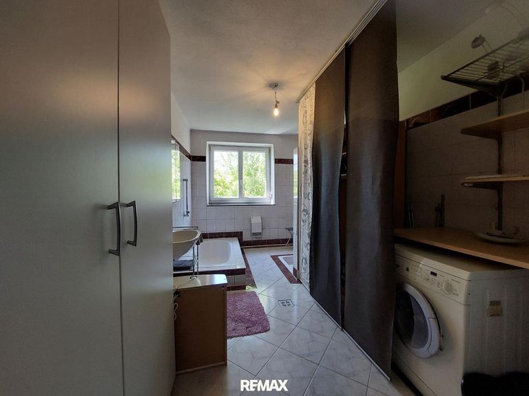 Badezimmer mit viel Stauraum und Waschmaschinenans