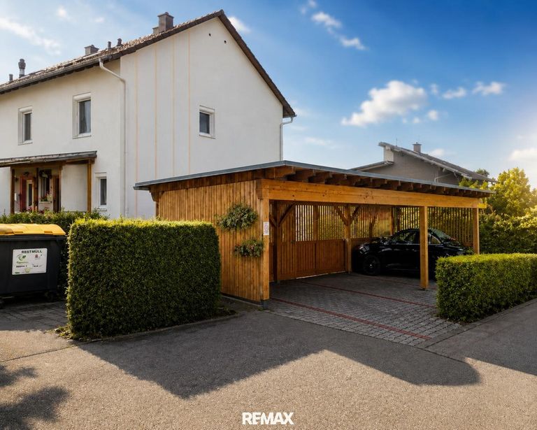 Hausansicht und Sicht zum Carport
