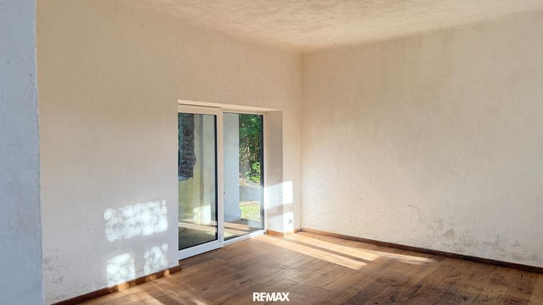 Wohnzimmer mit Ausgang zum Arkadengang