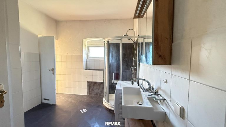 Badezimmer mit Dusche und WC