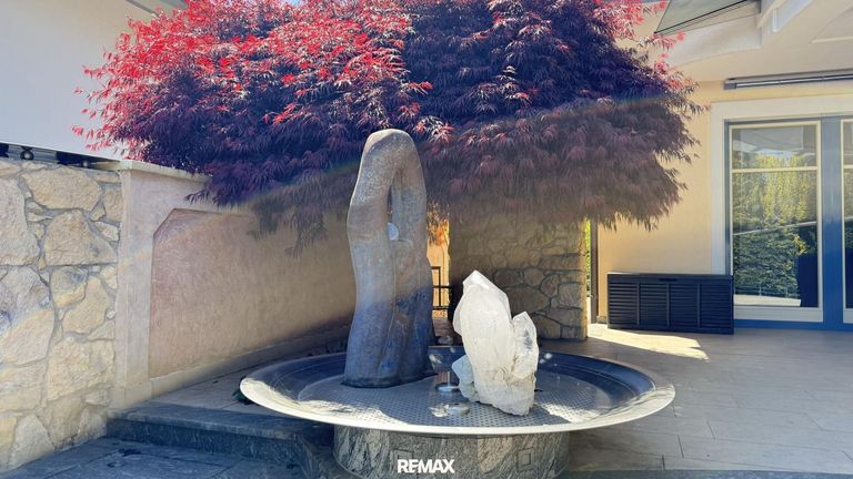 Springbrunnen mit Quarzstein