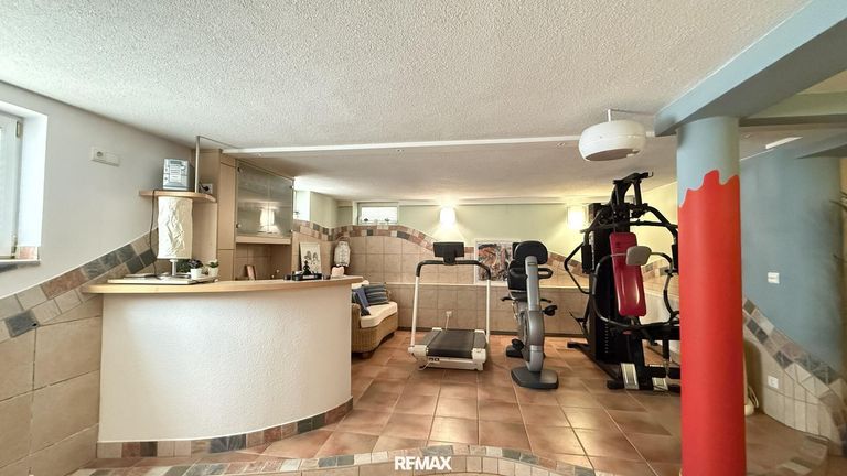Fitnessraum KG mit Bar