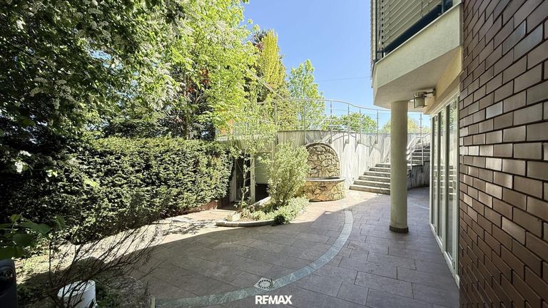 hintere Terrasse zur Pooltechnik