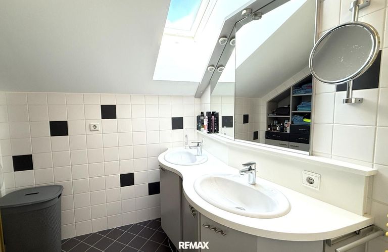Badezimmer mit Dusche DG