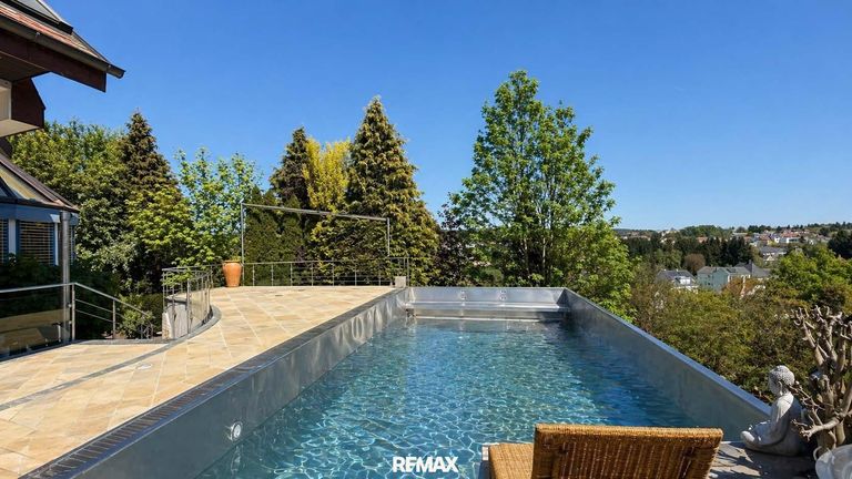 Pool mit Wasser (KI) befüllt