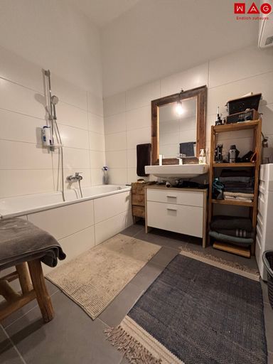 Bad mit Badewanne