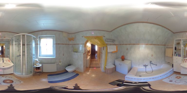 Badezimmer im Dachgeschoss