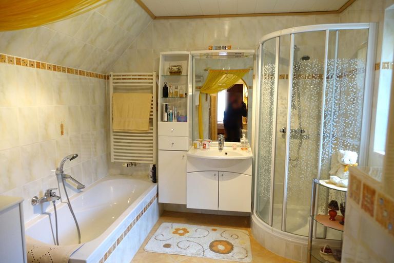 Badezimmer im Dachgeschoss - Foto 1