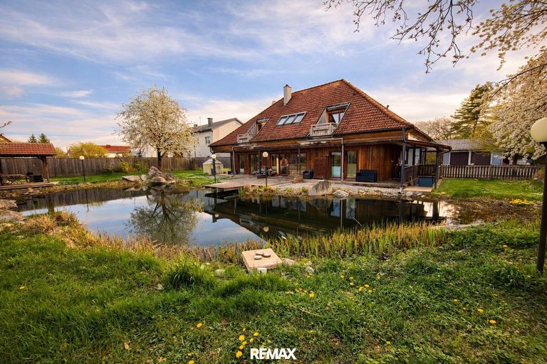 Naturbadeteich mit Villa