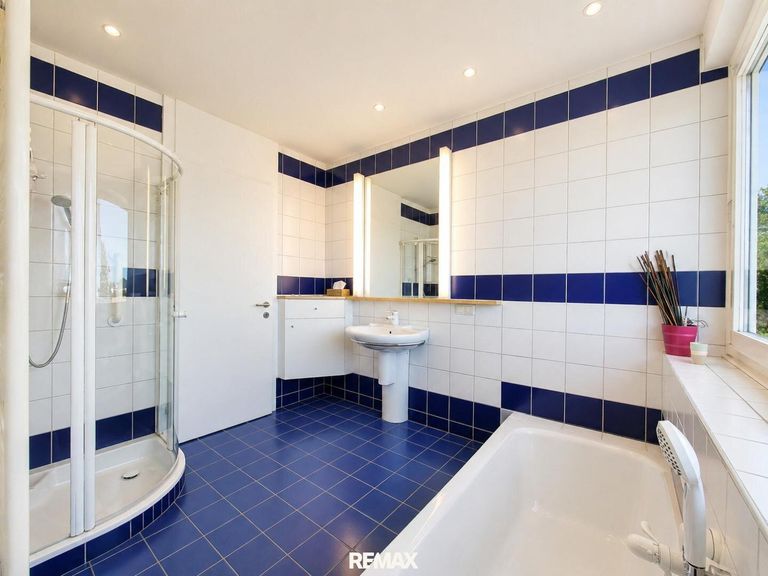 Bad mit Wanne und Dusche OG