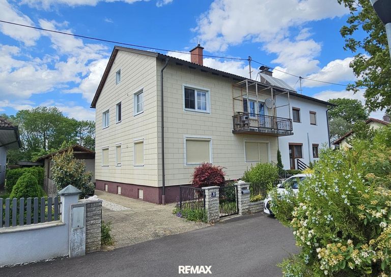 Haus mit Zufahrt und Teil der Garage