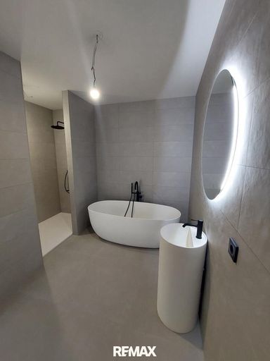 Bad mit Wanne und Dusche