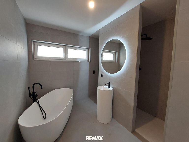 Bad mit Wanne und Dusche