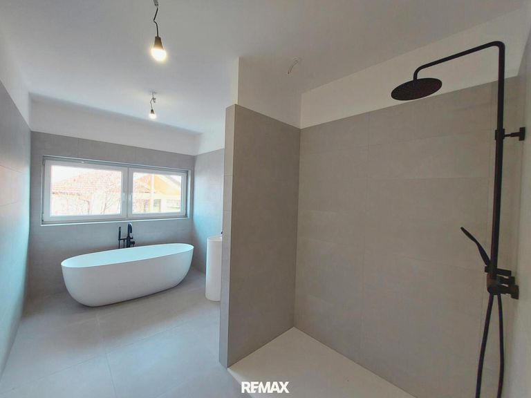 Badezimmer mit Badewanne und Dusche