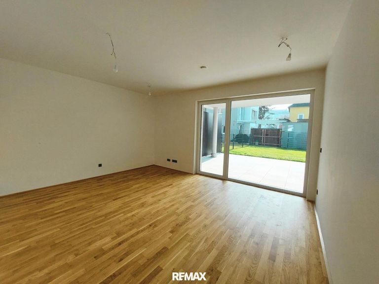 Wohn- und Essbereich mit Blick in den Garten