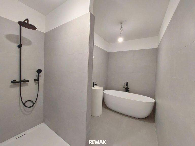 Badezimmer mit Badewanne und Dusche