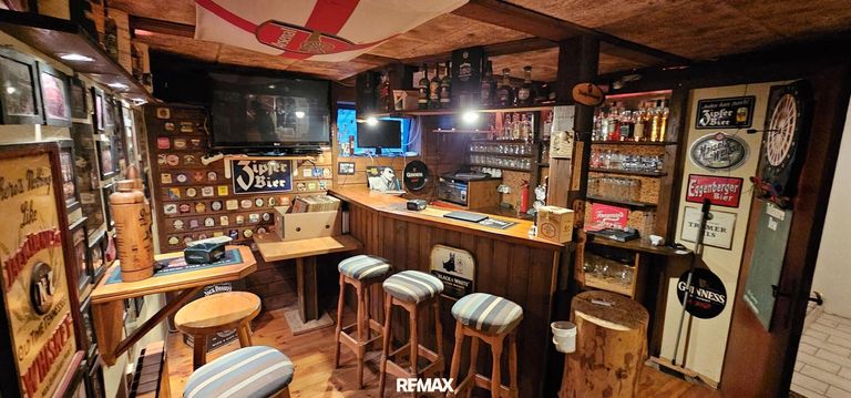 KG Partyraum mit Bar und Tischecke   1. Ansicht