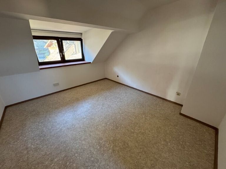 Schlafzimmer - Geräumiges 3 Zimmer Appartement im Dachgeschoss mit PKW-Stellplatz Miete Grödig Salzburg