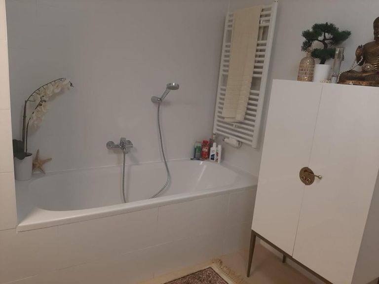 Bad mit Badewanne EG