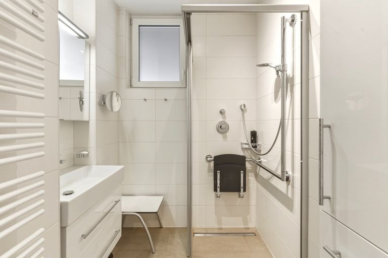 Badezimmer mit Dusche im Erdgeschoß