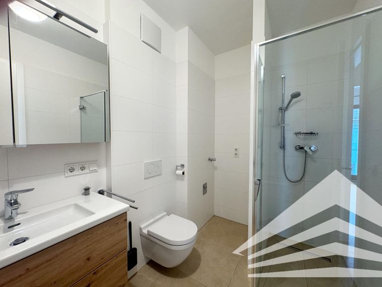 Badezimmer inkl. Wanne und Dusche 4. OG