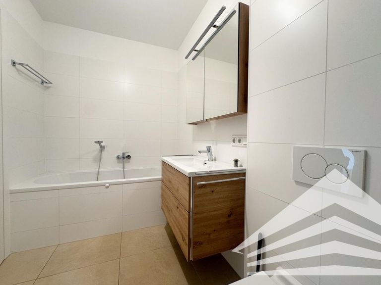 Badezimmer inkl. Wanne und Dusche 4. OG