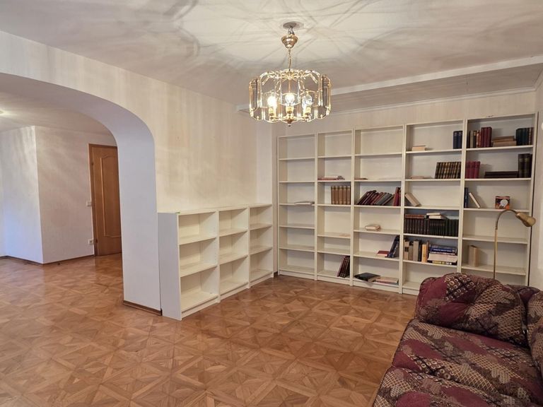 Zimmer 2, KG