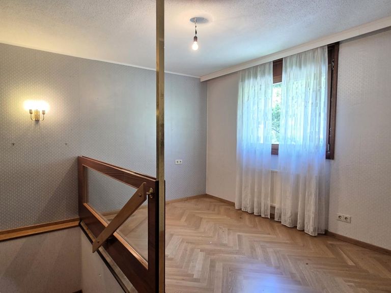 Arbeitszimmer, EG mit Wohnkellerabgang