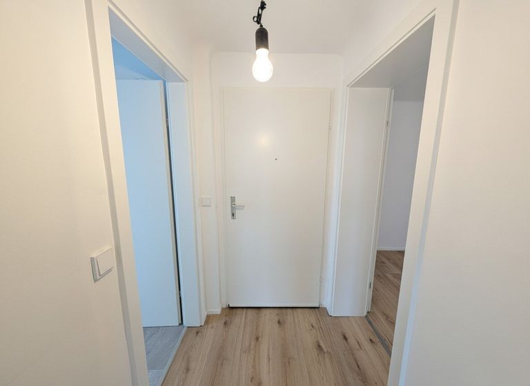 Eingangsbereich: Bad (li) & Zimmer 1 (re)
