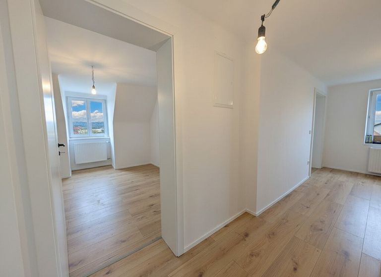 Zugang Zimmer 1 (li) und Koch-/Essbereich (re)